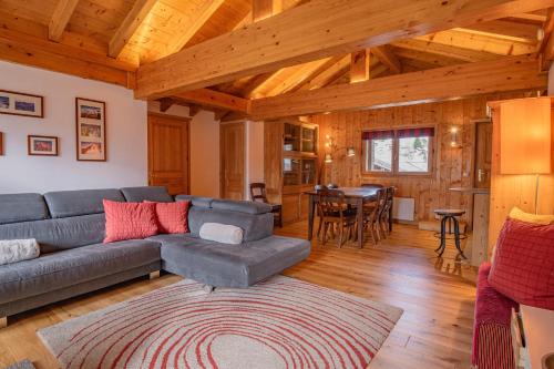 un salon avec un canapé et une table dans l'établissement Apartment Capucin - A 3 Bedroom Chamonix Mountain Loft, à Chamonix-Mont-Blanc