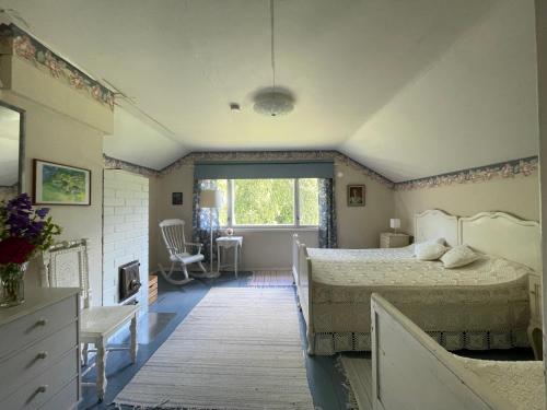a bedroom with two beds and a window at Villa Kurenniemi in Taipalsaari
