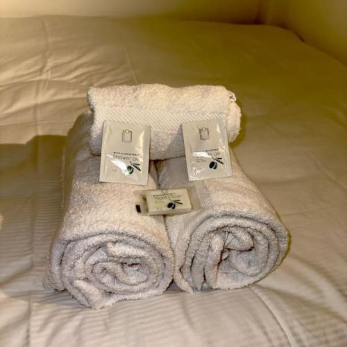 une pile de serviettes posée sur un lit dans l'établissement Lyon 3 - T1 Soignat - HostisY, à Lyon