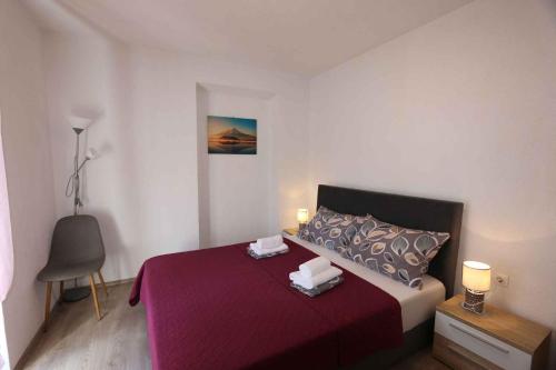 sypialnia z łóżkiem z fioletową narzutą w obiekcie Apartment in Silo - Insel Krk 13555 w mieście Šilo