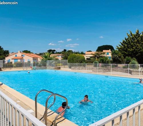 un homme nageant dans une grande piscine dans l'établissement Chez Karine et Rodolphe, à Saint-Michel-Chef-Chef