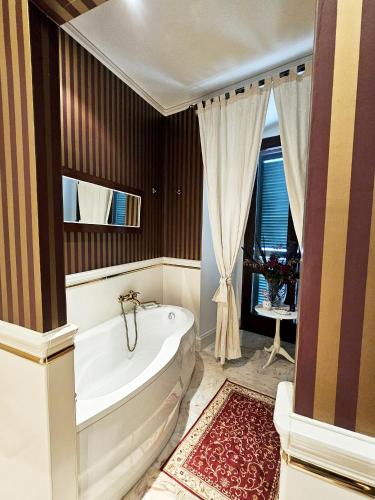 a large bathroom with a tub and a window at Domus Clara - guest house Venosa in Venosa