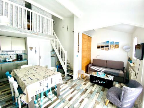 un salon avec une table et un canapé dans l'établissement Chez Karine et Rodolphe, à Saint-Michel-Chef-Chef