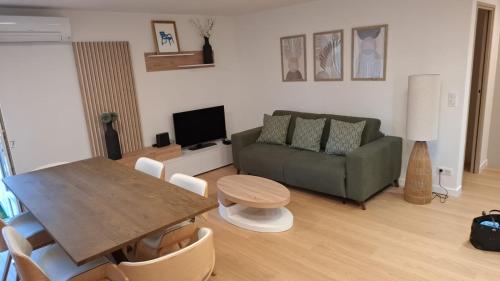 Historic Bright and Beautiful Apartment in Old Nice with Castle Hill View