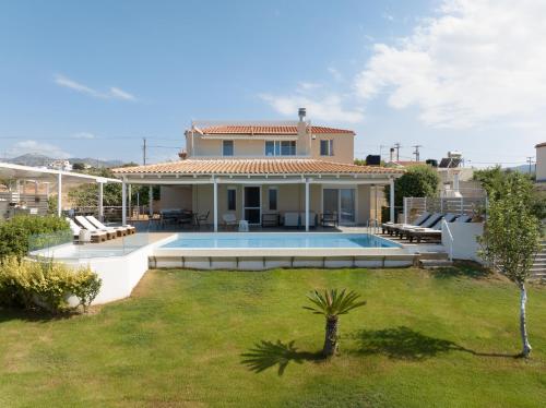Alba Bianca Villa, Family Retreat with Heated Pool By ThinkVilla