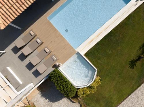 Alba Bianca Villa, Family Retreat with Heated Pool By ThinkVilla