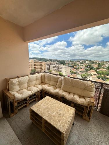 un salon avec un canapé et une grande fenêtre dans l'établissement Spacieux et Moderne T2 près du centre, à Cannes