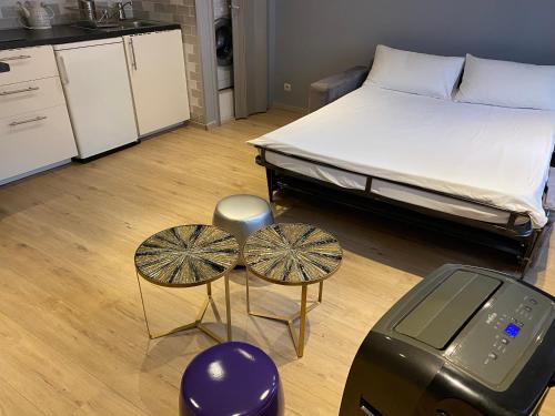 une chambre avec un lit et deux tabourets et une machine dans l'établissement STUDIO VIEILLE VILLE, à Nice