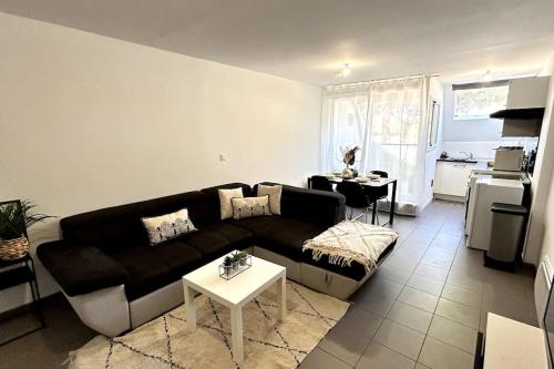 un salon avec un canapé et une table dans l'établissement 053 - Les Rives du Ponant Golf - Studio 4pers Wifi, à La Grande Motte