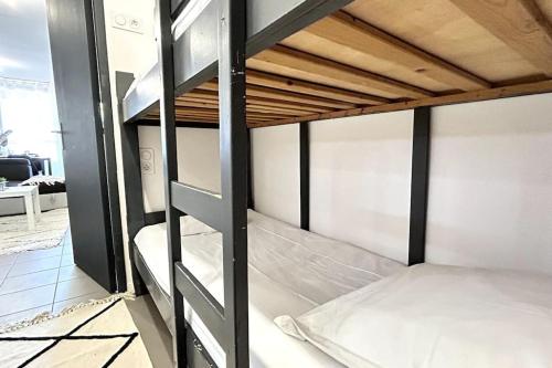 Cette chambre dispose de lits superposés. dans l'établissement 053 - Les Rives du Ponant Golf - Studio 4pers Wifi, à La Grande Motte