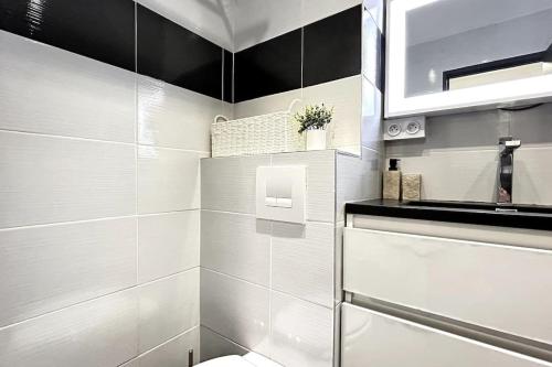 une salle de bain blanche avec un lavabo et des toilettes dans l'établissement 053 - Les Rives du Ponant Golf - Studio 4pers Wifi, à La Grande Motte