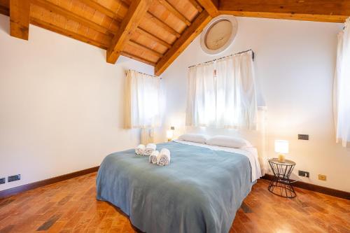 a bedroom with a large bed with towels on it at Luxury penthouse with terrace in Venice