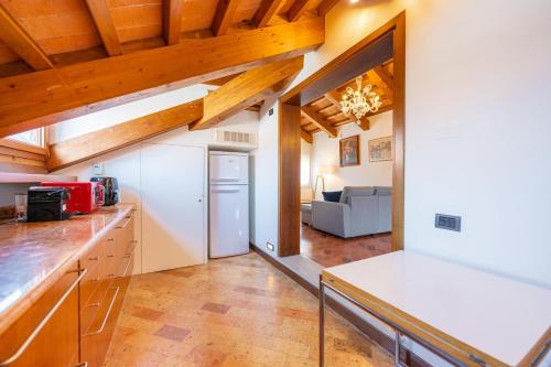 a kitchen and living room with wooden ceilings at Luxury penthouse with terrace in Venice
