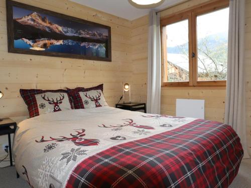 a bedroom with a bed in a room with windows at Chalet rénové spacieux près des commerces, à 200m du village et du lac, navette ski-bus gratuite - FR-1-624-118 in Samoëns