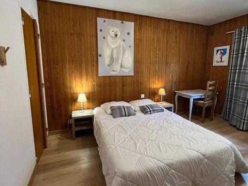 - une chambre avec un lit, deux tables et deux lampes dans l'établissement Appartement 4 pièces pour 8 pers. avec garage, proche commerces et remontées mécaniques - FR-1-802-57, aux Gets