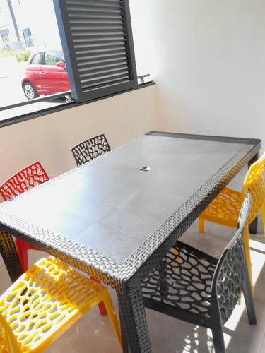 - une table de ping-pong et des chaises dans la chambre dans l'établissement Appartement 4 couchages Borgo, à Borgo