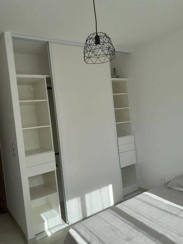 une chambre avec un miroir et un lit dans l'établissement Appartement 4 couchages Borgo, à Borgo