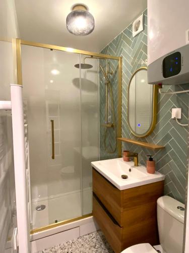 une salle de bain avec douche et lavabo dans l'établissement Brand New Apartment - Rue Cler Paris, à Paris
