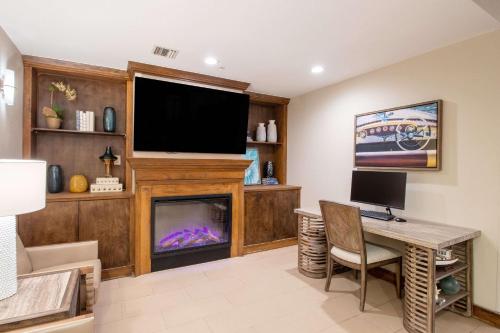 a living room with a fireplace and a flat screen tv at Econo Lodge Inn & Suites Foley-North Gulf Shores in Foley
