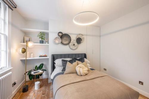 a bedroom with a bed with a stuffed animal on it at 2BR Harry Potter Inspired House - Covent Garden in London
