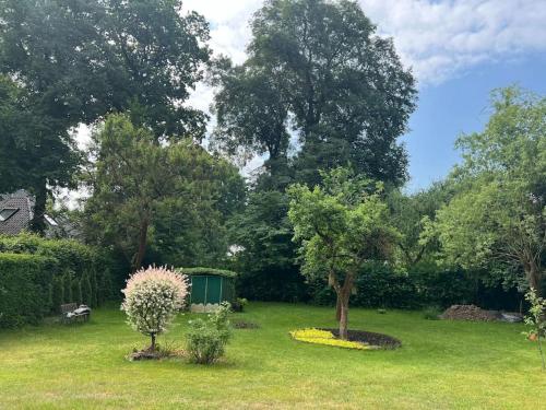 Taman di luar Einfamilienhaus mit Garten