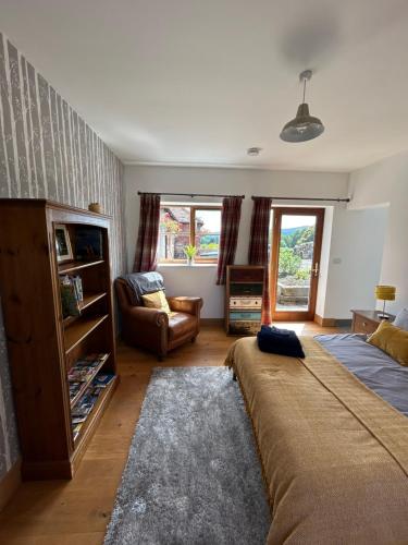 ein Wohnzimmer mit einem Bett und einer Couch in der Unterkunft Rural cottage in Shropshire Hills in Leebotwood