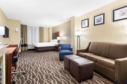 Televisyen dan/atau pusat hiburan di Comfort Suites Tampa Airport North