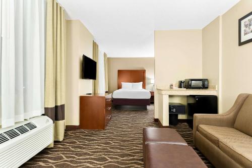 Televisyen dan/atau pusat hiburan di Comfort Suites Tampa Airport North
