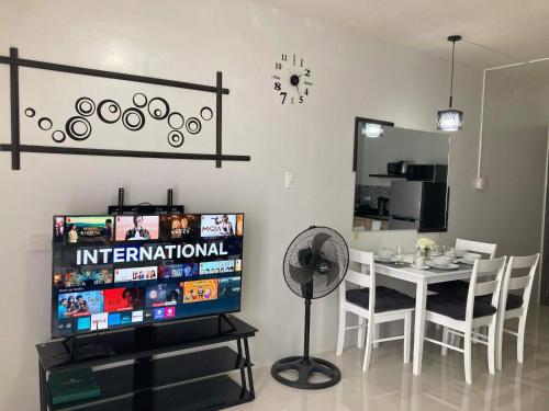 TV a/nebo společenská místnost v ubytování Puerto Princesa Palawan Queen Bed Studio with Pool, Gym, Security, View