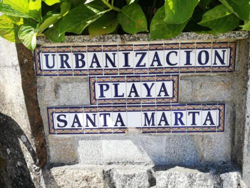 Et logo, certifikat, skilt eller en pris der bliver vist frem på Apartamento en la playa ideal para grupos