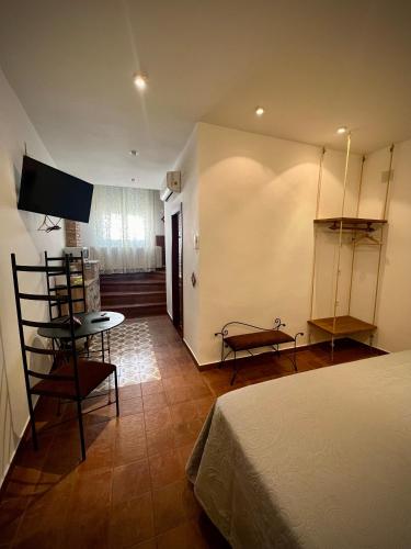 a bedroom with a bed and a table and a room at Retiro del Teatro Almagro in Almagro