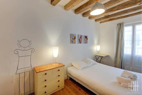 une chambre avec un lit avec un dessin sur le mur dans l'établissement Glorisa - Quartier historique, à Tours