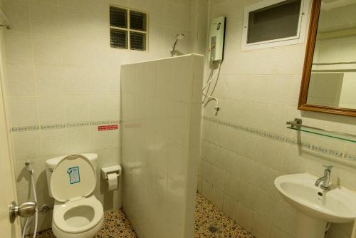 a bathroom with a toilet and a sink at Lareena Resort Koh Larn Pattaya in Ko Larn