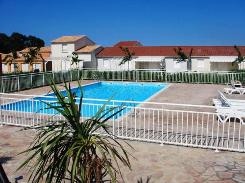 une piscine entourée d'une clôture dans l'établissement La BénéCIOLA, vue Mer, Box Fibre SFR, High Speed Internet, à Cervione