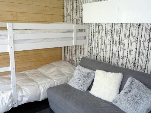 - une chambre avec 2 lits superposés et un canapé dans l'établissement Les Gets - Spacieux 2 Pièces Rénové, 4-6 Pers, Parking, Centre-Ville, Proche Commerces et Ski - FR-1-802-51, aux Gets