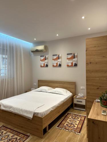 Postel nebo postele na pokoji v ubytování Tirana Home