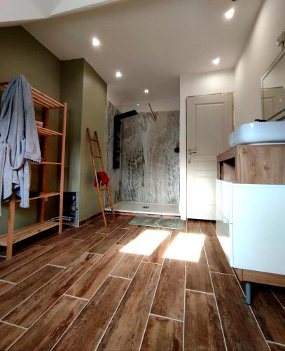 - une cuisine dotée de parquet dans l'établissement Chambre d'hôte, Entre les marais et la mer, à Wavrans-sur-lʼAa