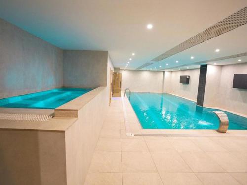 Piscina de la sau aproape de Darin Hotel