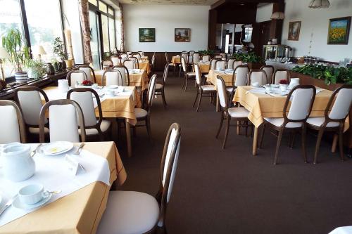 a dining room filled with tables and chairs at Park-Hotel in Bad Hönningen