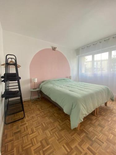 - une chambre avec un grand lit et une échelle dans l'établissement Grand appartement 6 personnes à 5min de Versailles avec parking privé, à Le Chesnay