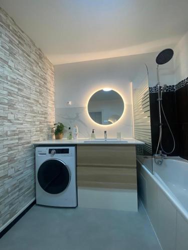 une salle de bain avec un lavabo et une machine à laver dans l'établissement Grand appartement 6 personnes à 5min de Versailles avec parking privé, à Le Chesnay