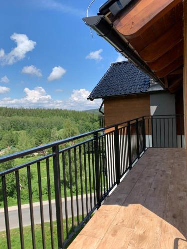 a balcony with a view of the woods at Apartamenty MonteVerde w Świeradowie-Zdroju in Świeradów-Zdrój
