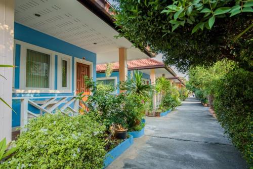 a house with plants on the side of it at Lareena Resort Koh Larn Pattaya in Ko Larn