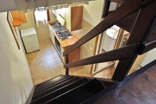 Una vista aérea de una cocina con estufa. en Monolocale Dina's House, en Alghero