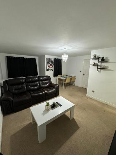 ein Wohnzimmer mit einer Couch und einem Couchtisch in der Unterkunft Winstanley Stay in Chesterton