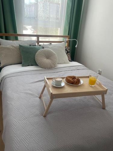 Giường trong phòng chung tại Espresso Apartment near Chopin Airport