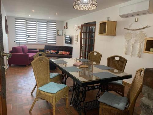 un salon avec une table et des chaises de salle à manger dans l'établissement Maison de ville très lumineuse au centre ville, à Dax