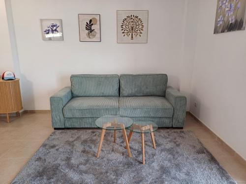 un soggiorno con un divano e un tavolo di NIDO 210 Garbí a Roses