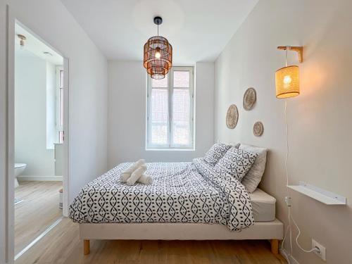 une chambre avec un lit avec un ours en peluche dessus dans l'établissement Élégance en Centre-Ville - 336, à Rouen