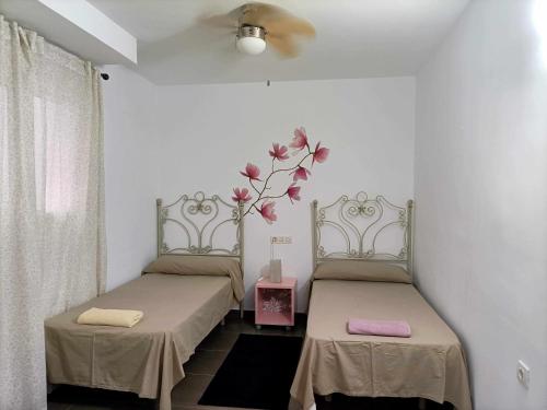 En eller flere senge i et værelse på Duplex Precioso con Terraza y Piscina